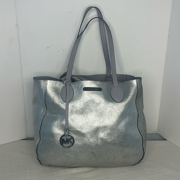 Michael Kors Mae Tote Oversized Reversible Bag Silver/light grey  Purse Wristlet - Picture 1 of 16